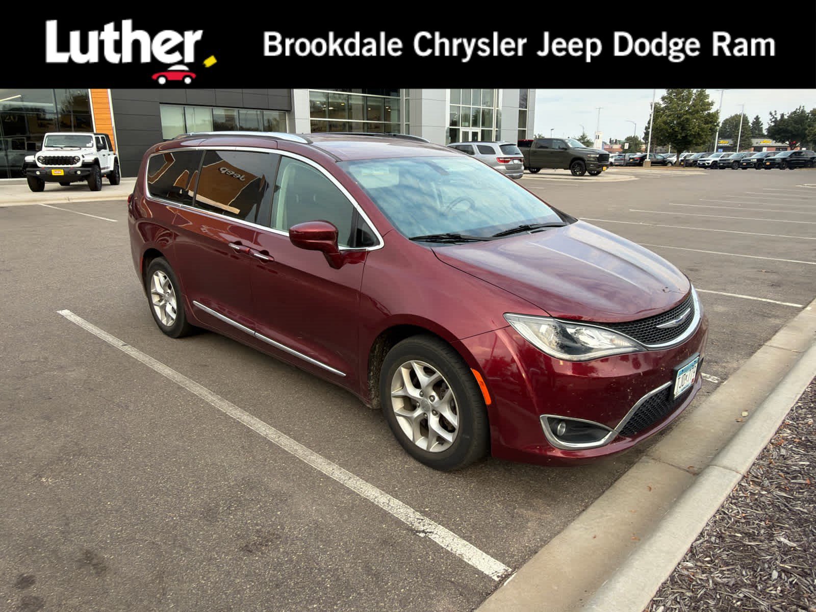 Used 2019 Chrysler Pacifica Touring-L w/ Tire & Wheel Group FWD image 1