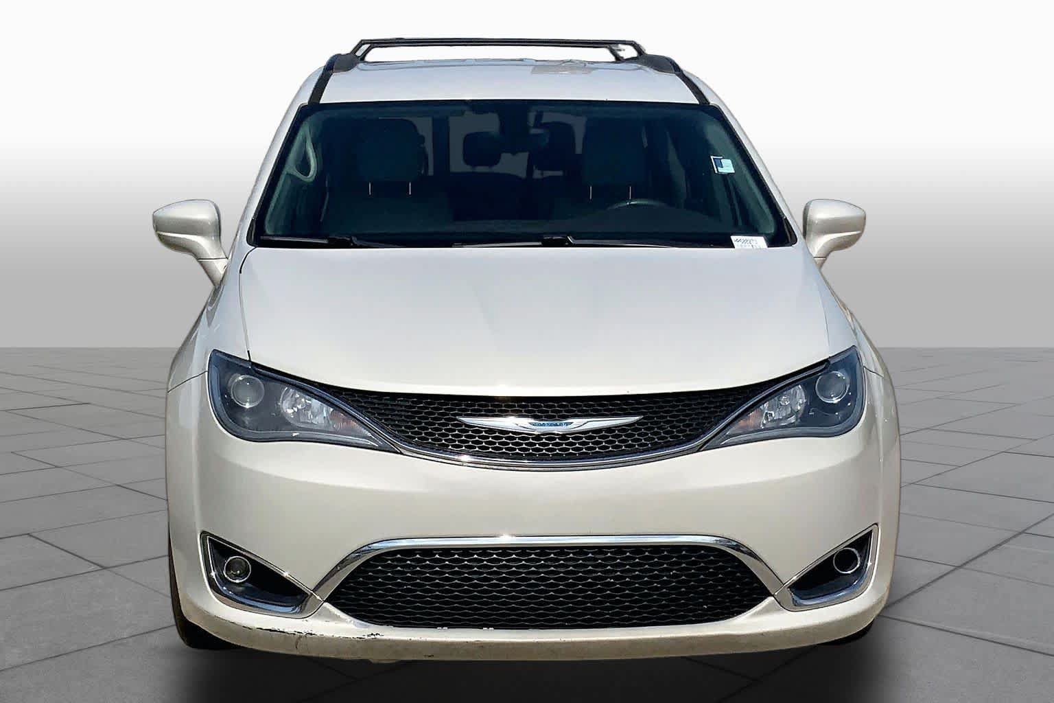 Used 2017 Chrysler Pacifica Touring-L FWD image 3