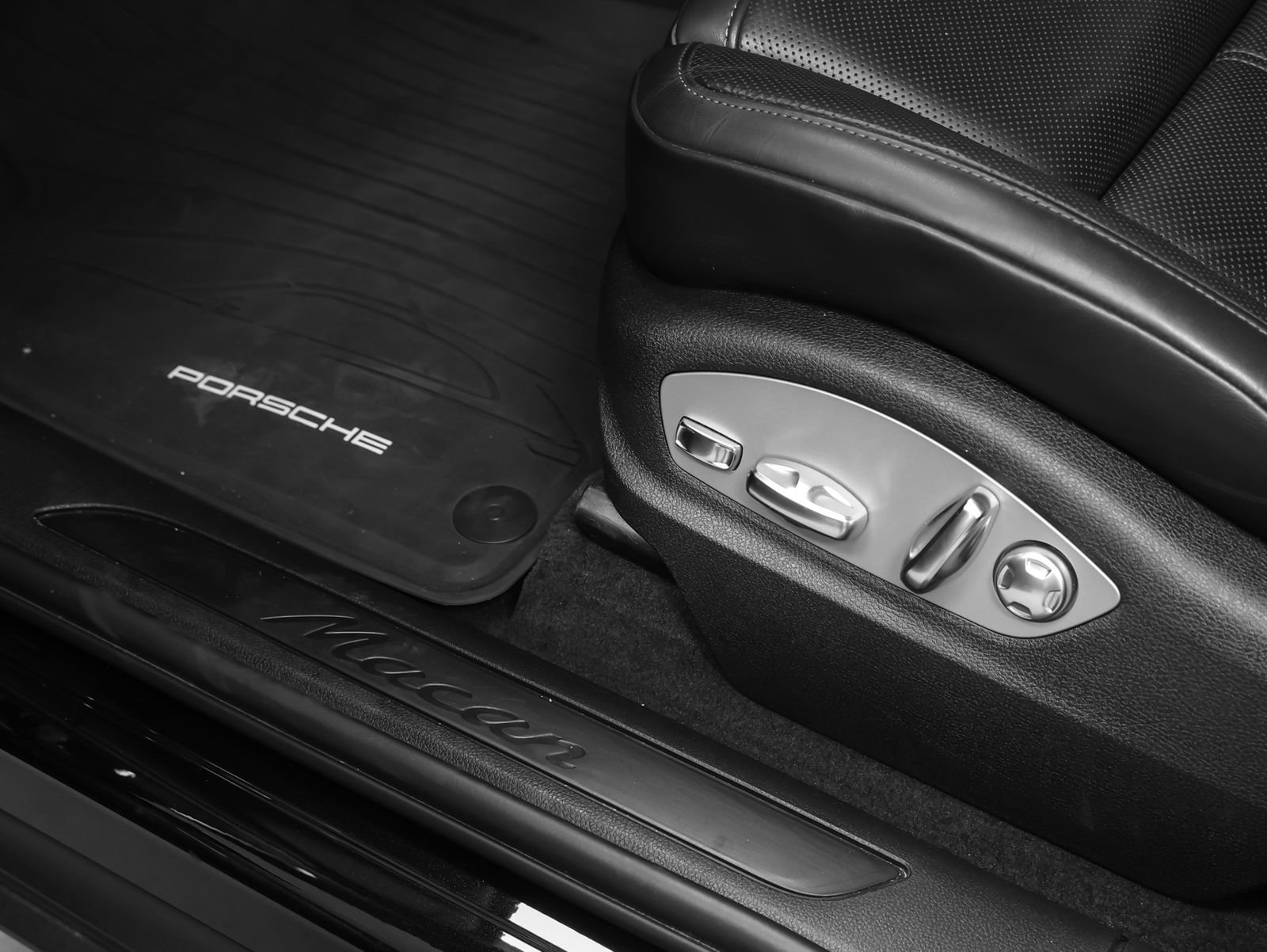 Certified 2024 Porsche Macan AWD/4WD image 27
