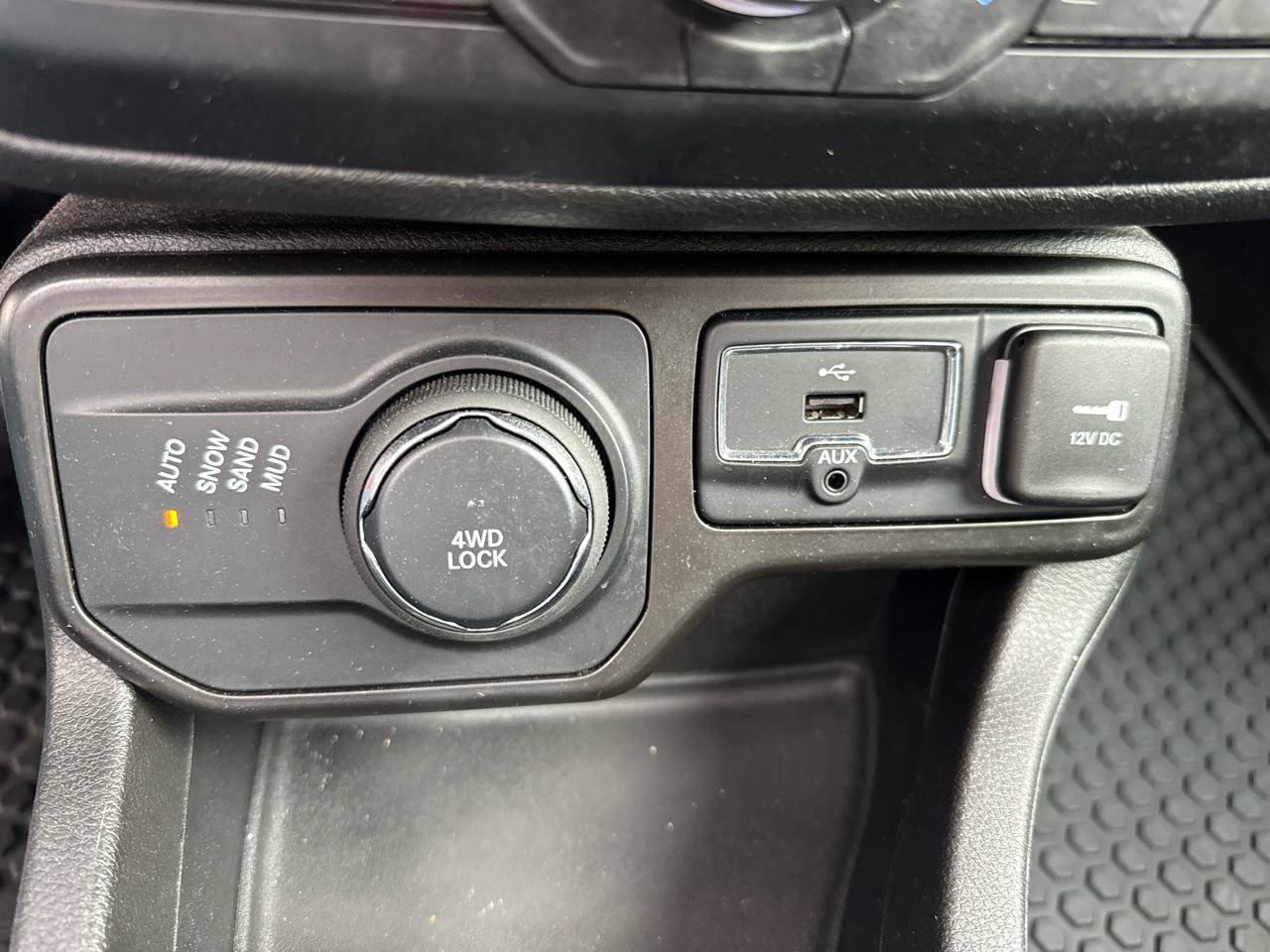 Used 2021 Jeep Renegade Latitude w/ Sun & Sound Group AWD/4WD image 21