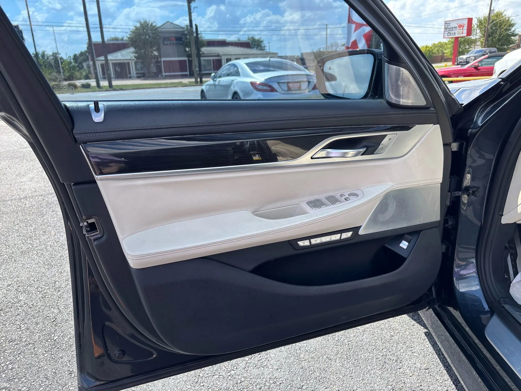 Used 2016 BMW 740i image 21