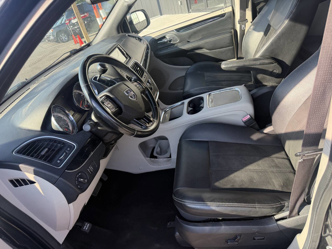 Used 2019 Dodge Grand Caravan SXT FWD image 17
