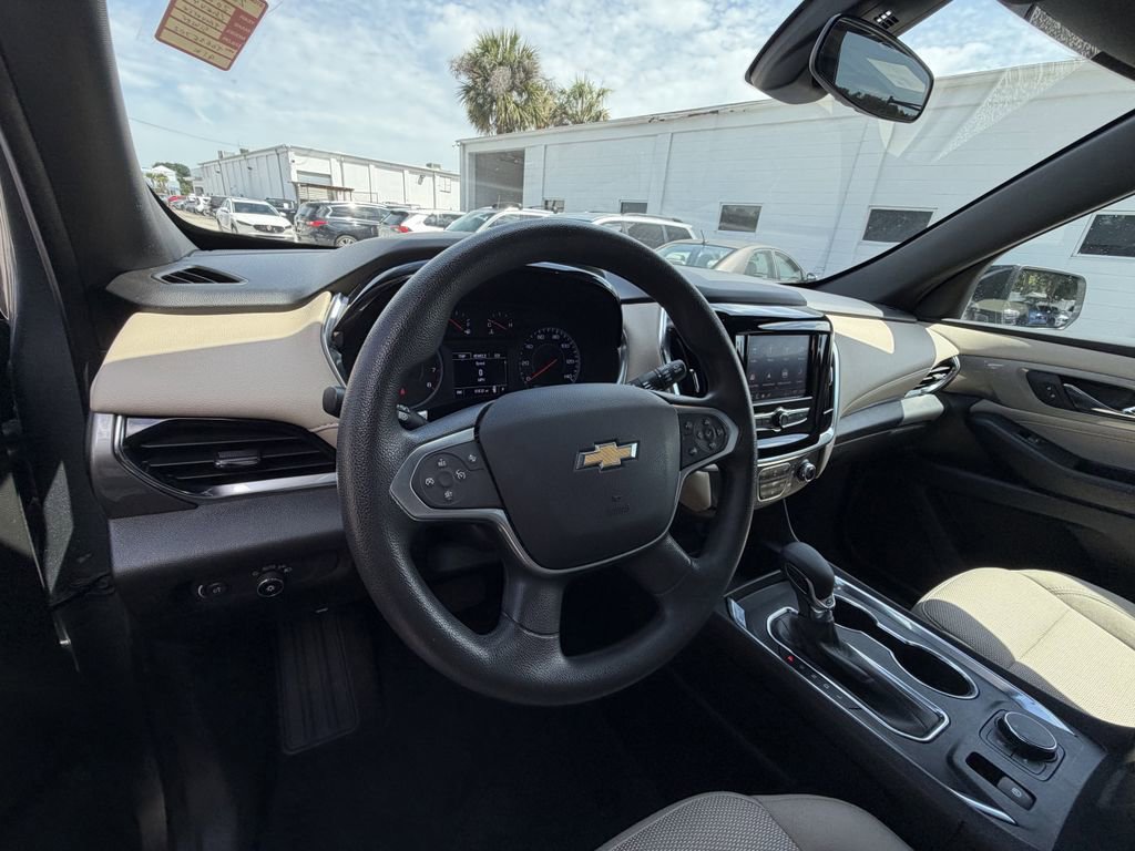 Used 2023 Chevrolet Traverse LS FWD image 18