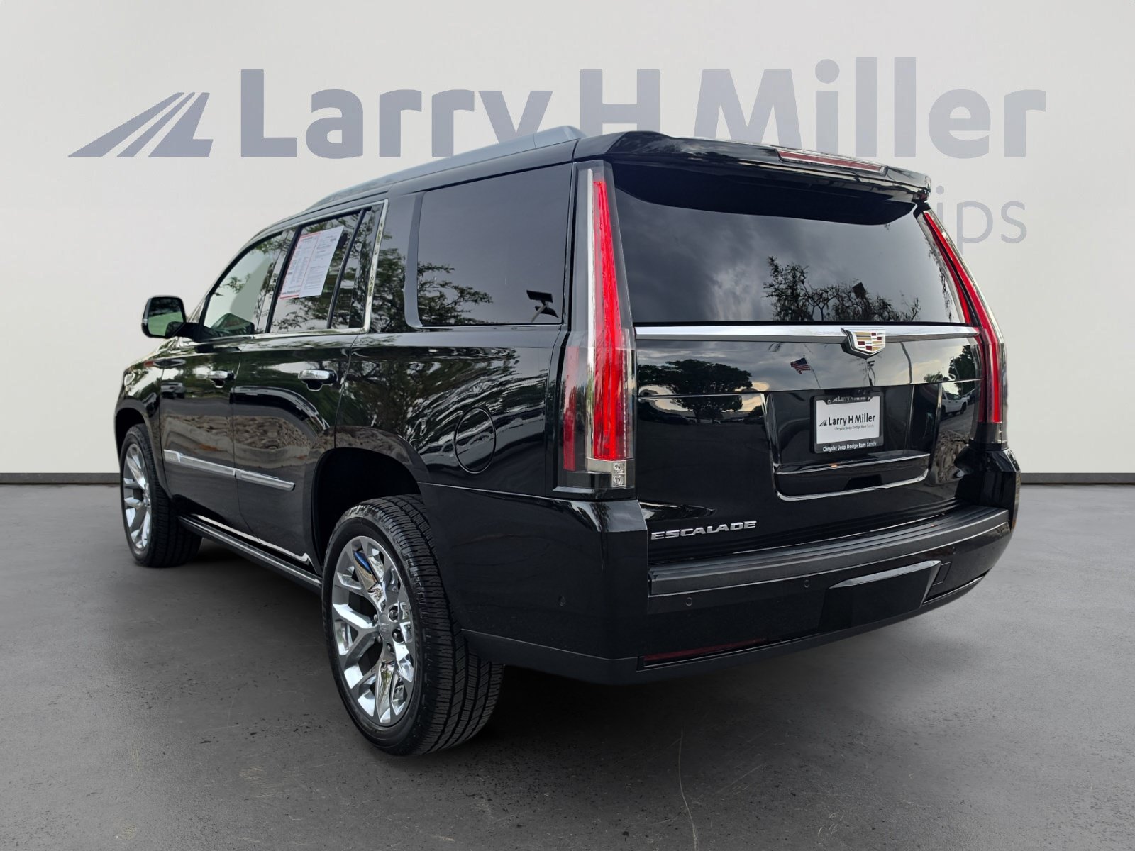 Used 2017 Cadillac Escalade Platinum AWD/4WD image 3