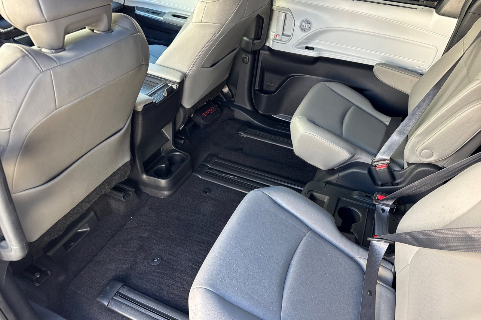 Used 2025 Toyota Sienna XLE FWD image 27