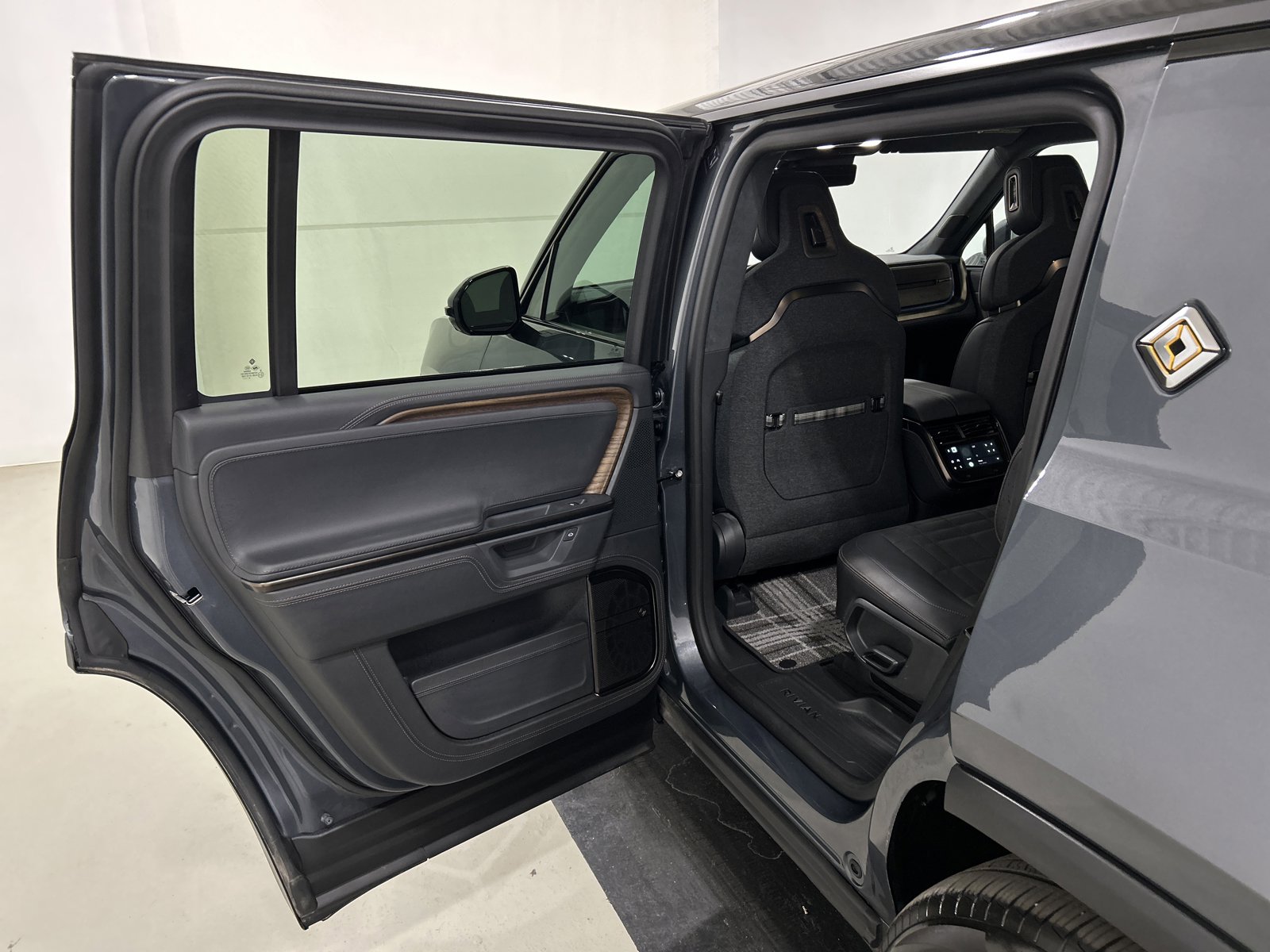 Used 2025 Rivian R1S Premium image 17