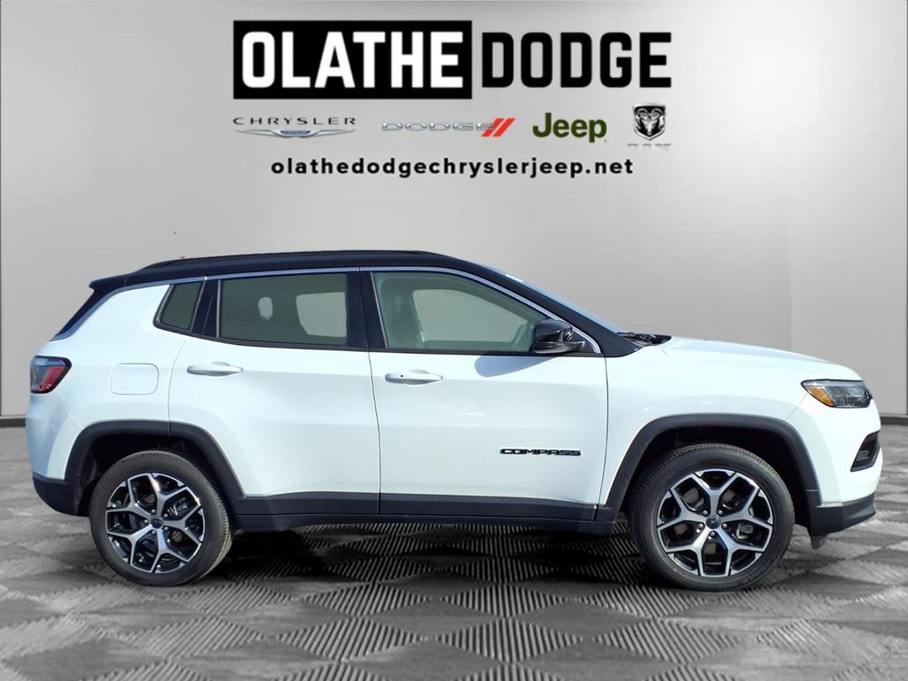 Used 2025 Jeep Compass Limited image 30