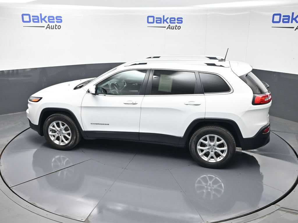 Used 2018 Jeep Cherokee Latitude Plus w/ Cold Weather Group AWD/4WD image 48