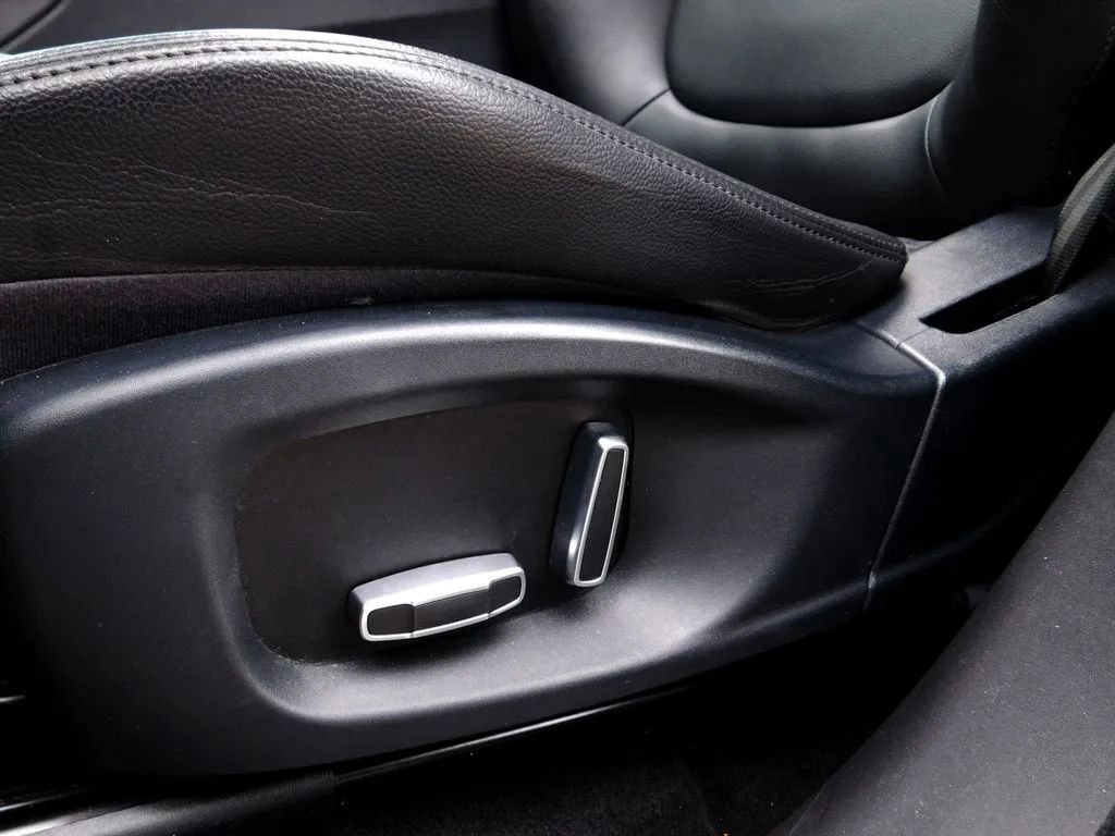 Used 2019 Jaguar F-PACE Premium image 15