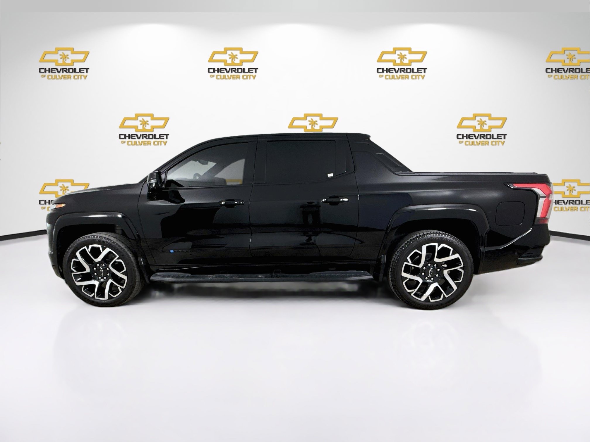 Used 2024 Chevrolet Silverado EV RST AWD/4WD image 5