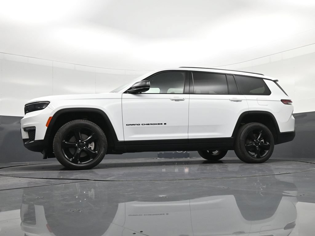 Used 2025 Jeep Grand Cherokee L Limited w/ Black Appearance Package RWD image 32