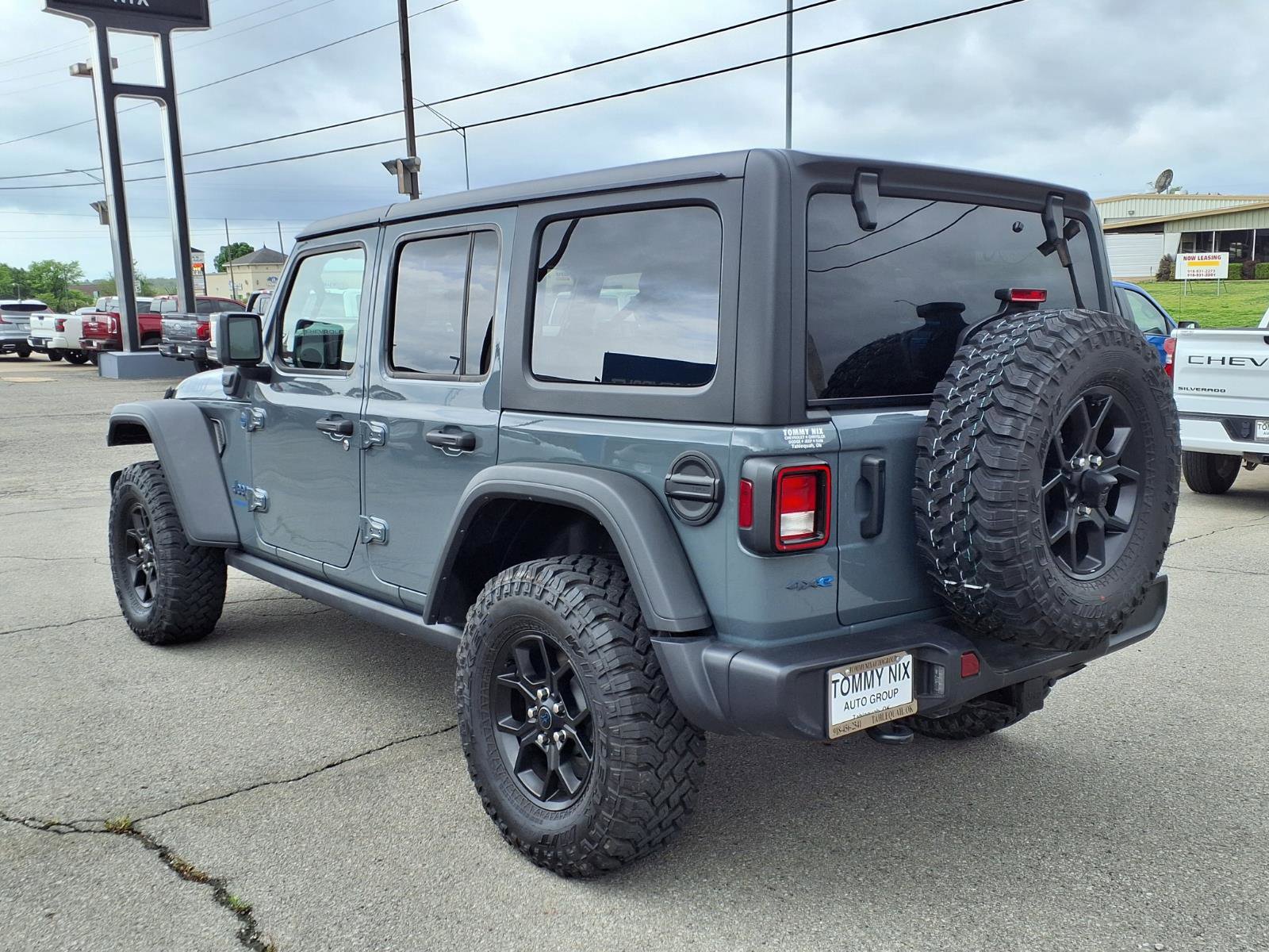 Used 2025 Jeep Wrangler Willys AWD/4WD image 2