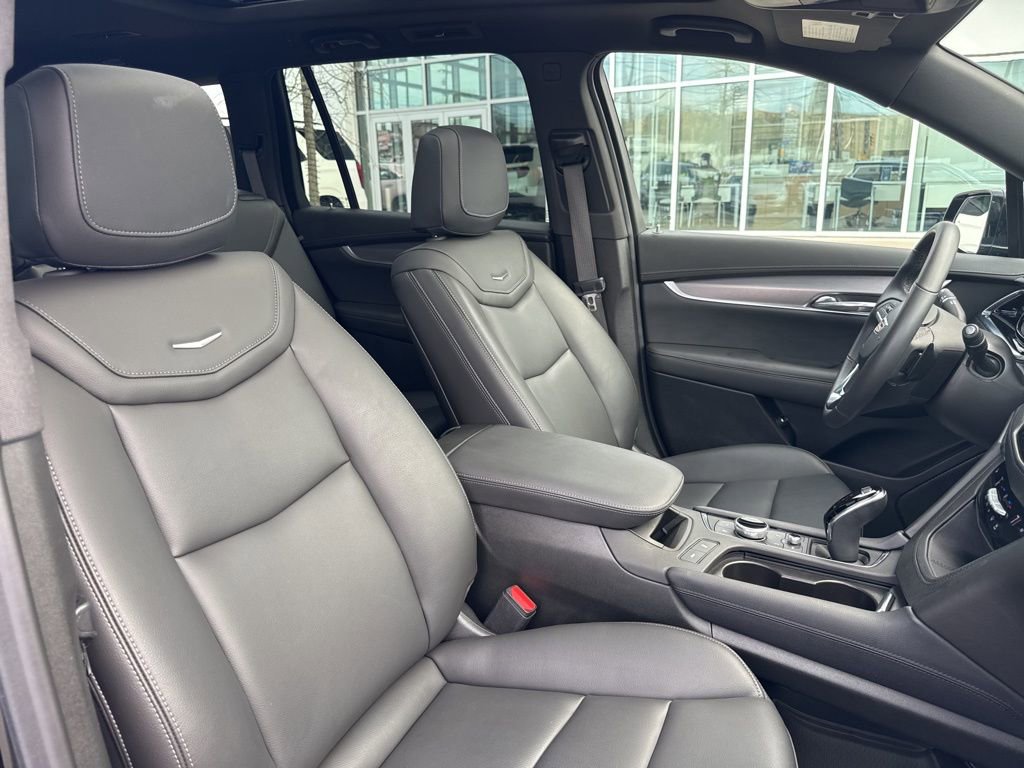 Used 2025 Cadillac XT6 Luxury image 30