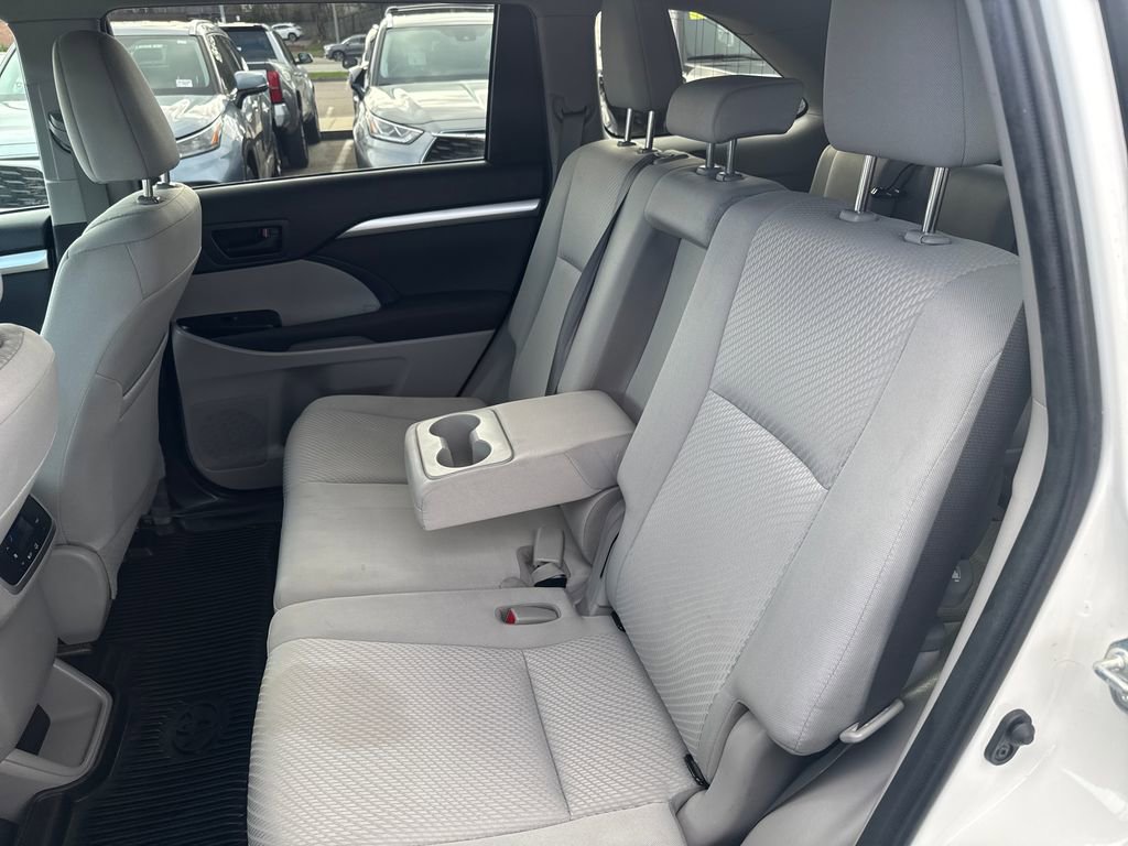 Used 2019 Toyota Highlander LE AWD/4WD image 34