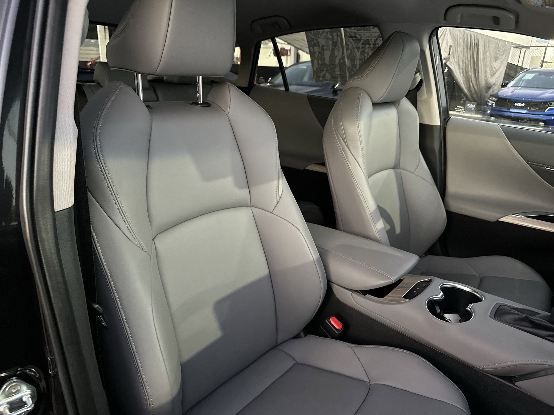 Used 2024 Toyota Venza XLE image 24