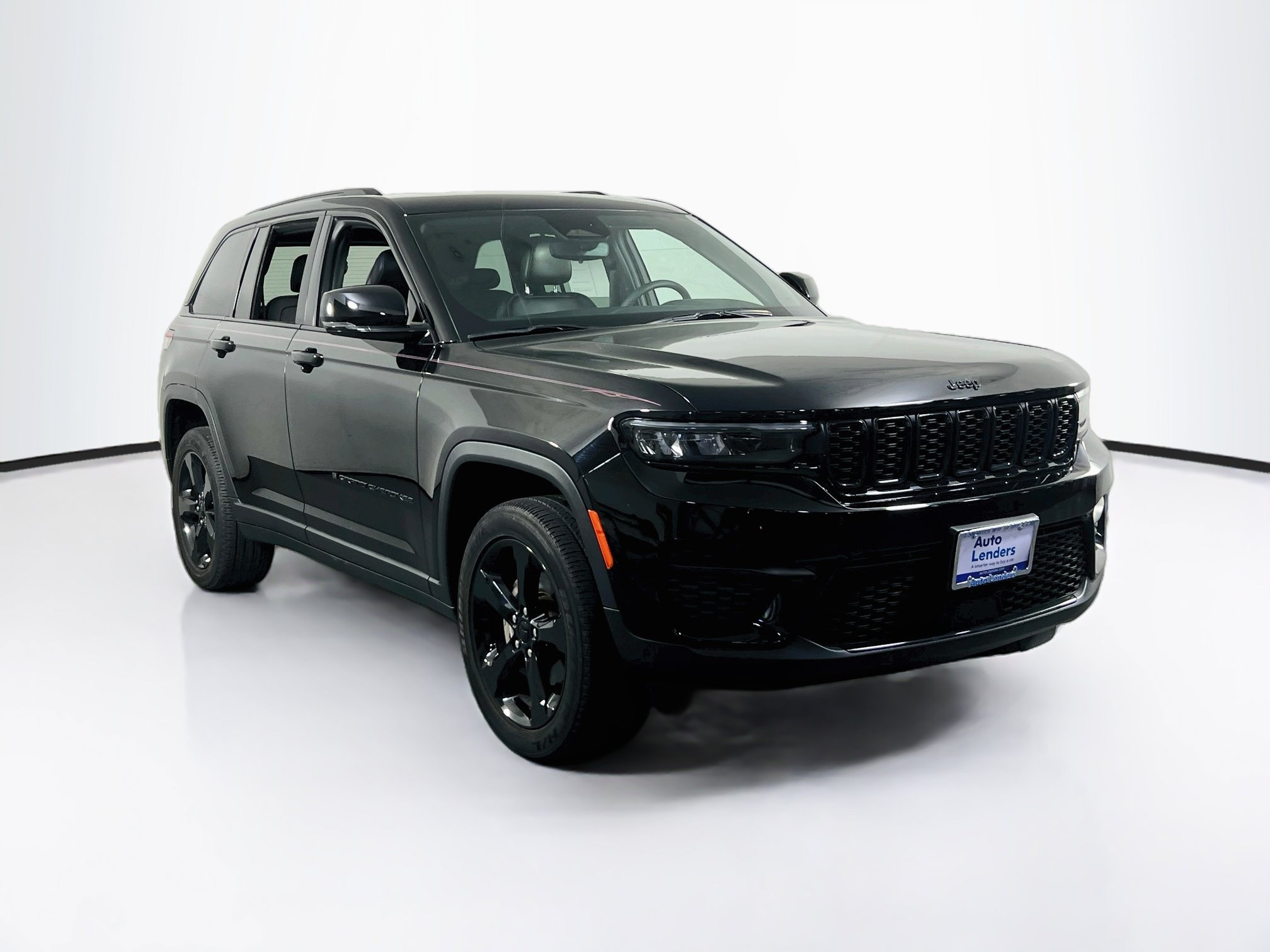 Used 2023 Jeep Grand Cherokee Altitude AWD/4WD image 3