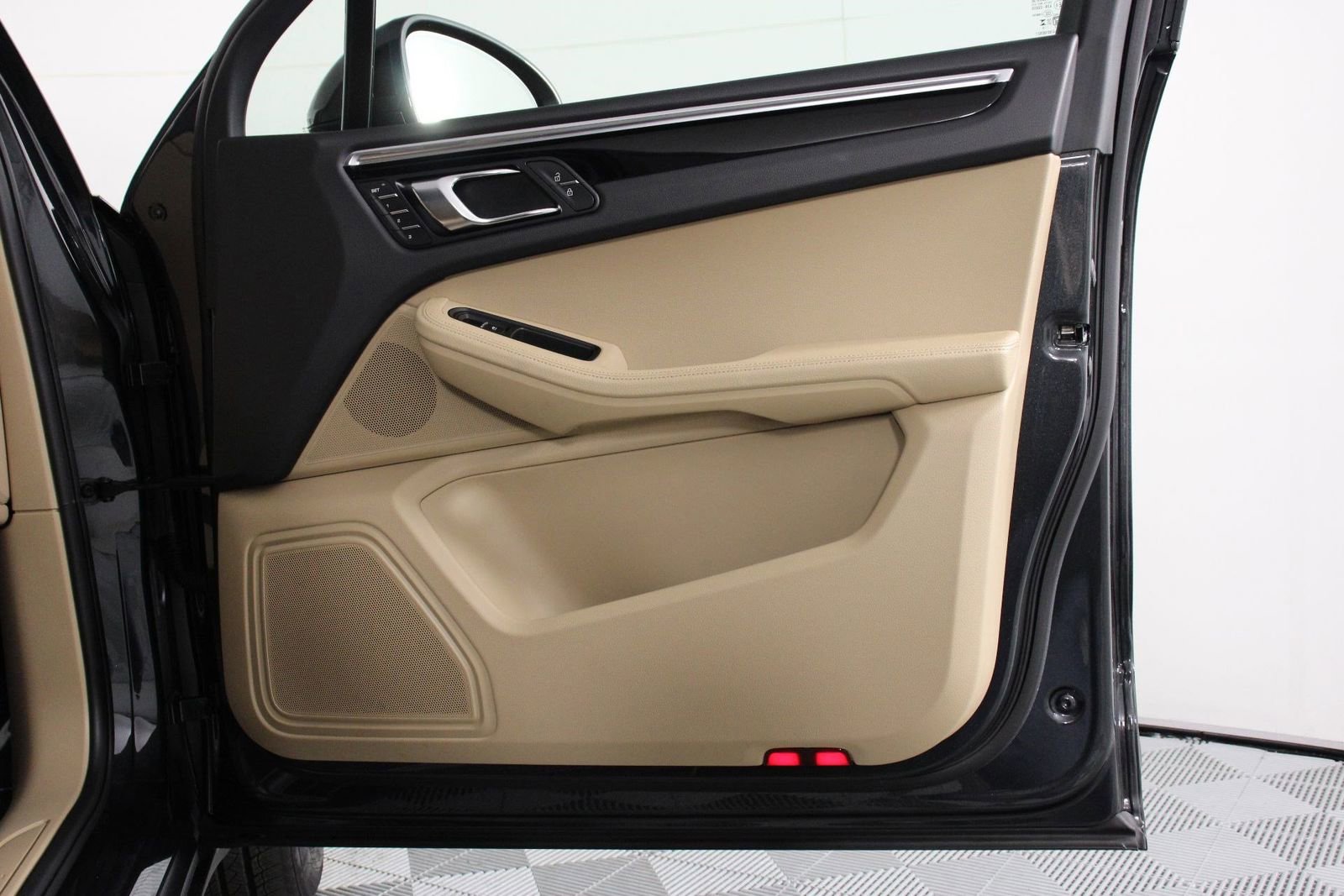 Certified 2025 Porsche Macan image 23