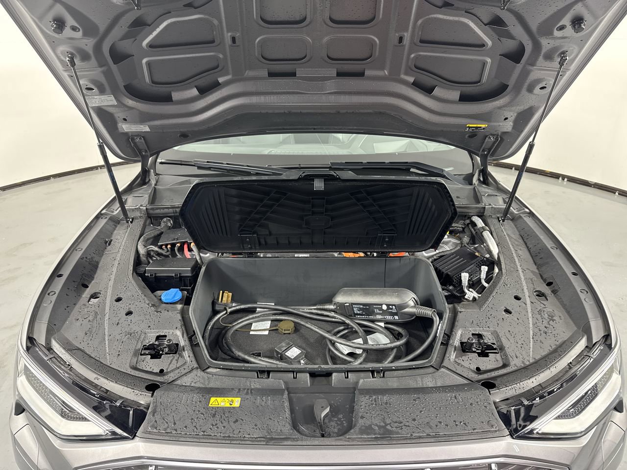 Used 2019 Audi e-tron Prestige w/ Prestige Package AWD/4WD image 29