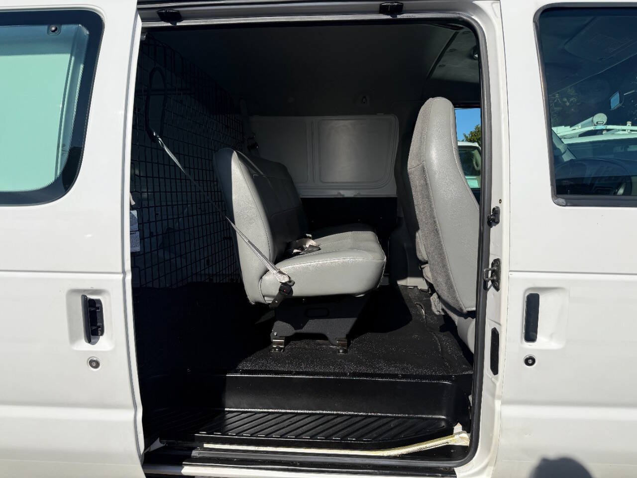 Used 2006 Ford E-350 and Econoline 350 Super Duty RWD image 11