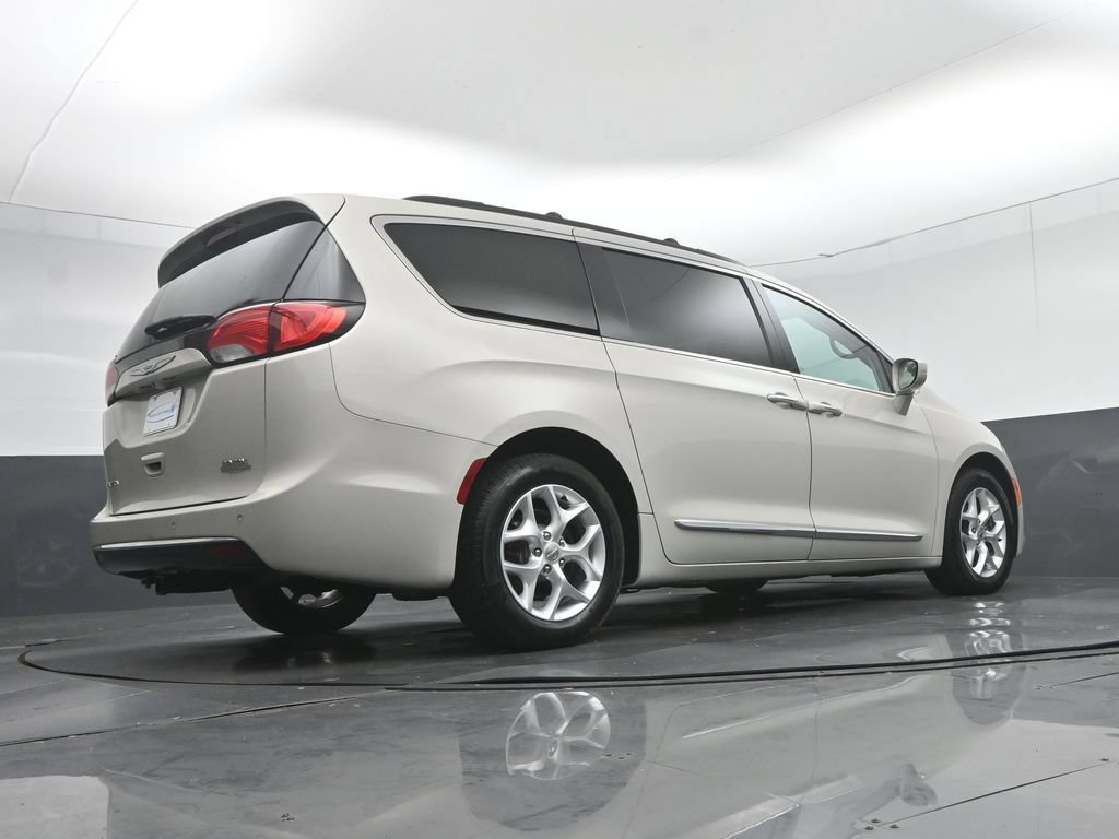 Used 2017 Chrysler Pacifica Touring-L w/ Tire & Wheel Group FWD image 50