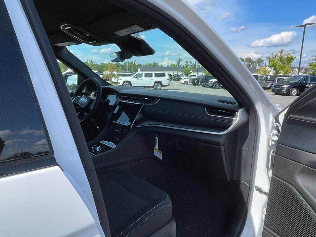 New 2026 Jeep Grand Cherokee Laredo RWD image 34