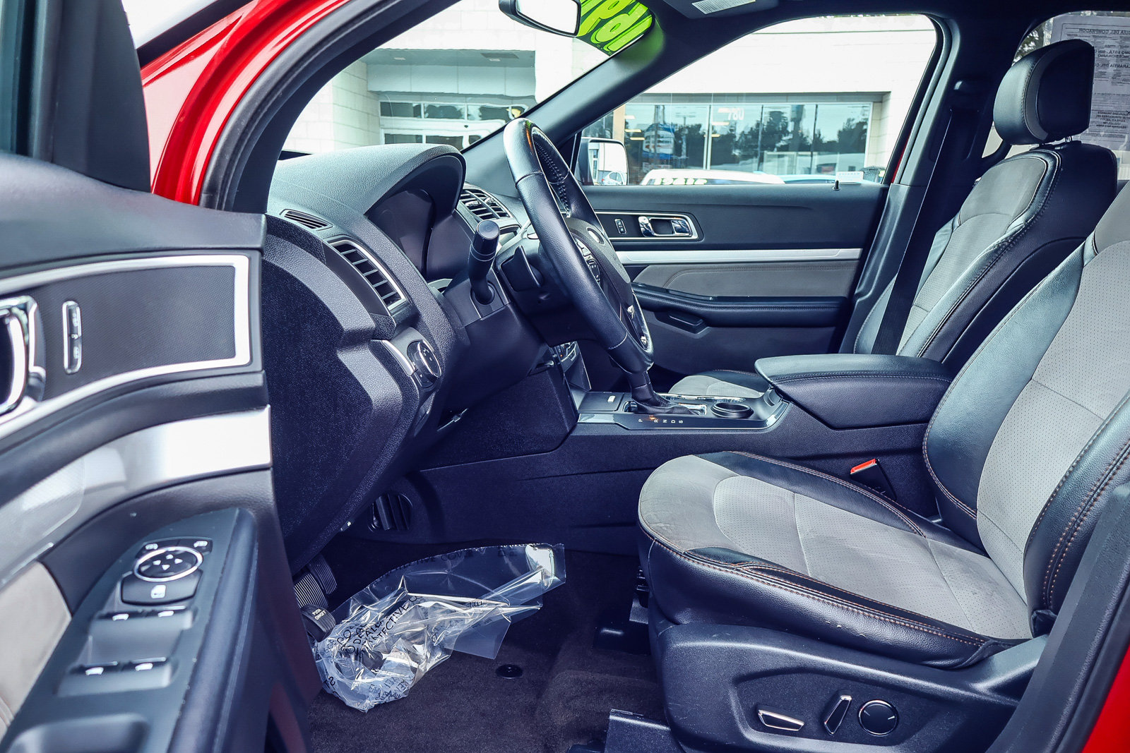 Used 2017 Ford Explorer XLT w/ Equipment Group 202A FWD image 2
