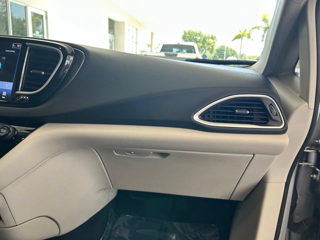 Used 2024 Chrysler Pacifica Touring-L FWD image 23