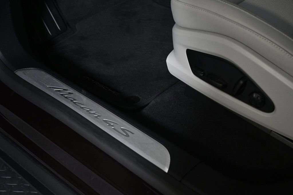 Certified 2025 Porsche Macan 4S Electric image 23