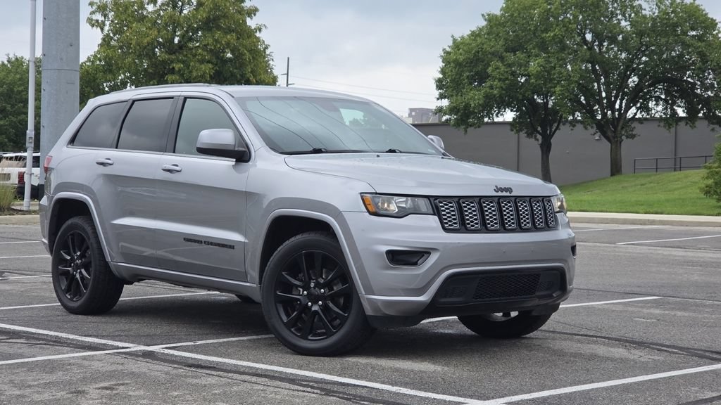 Used 2018 Jeep Grand Cherokee Altitude AWD/4WD image 2