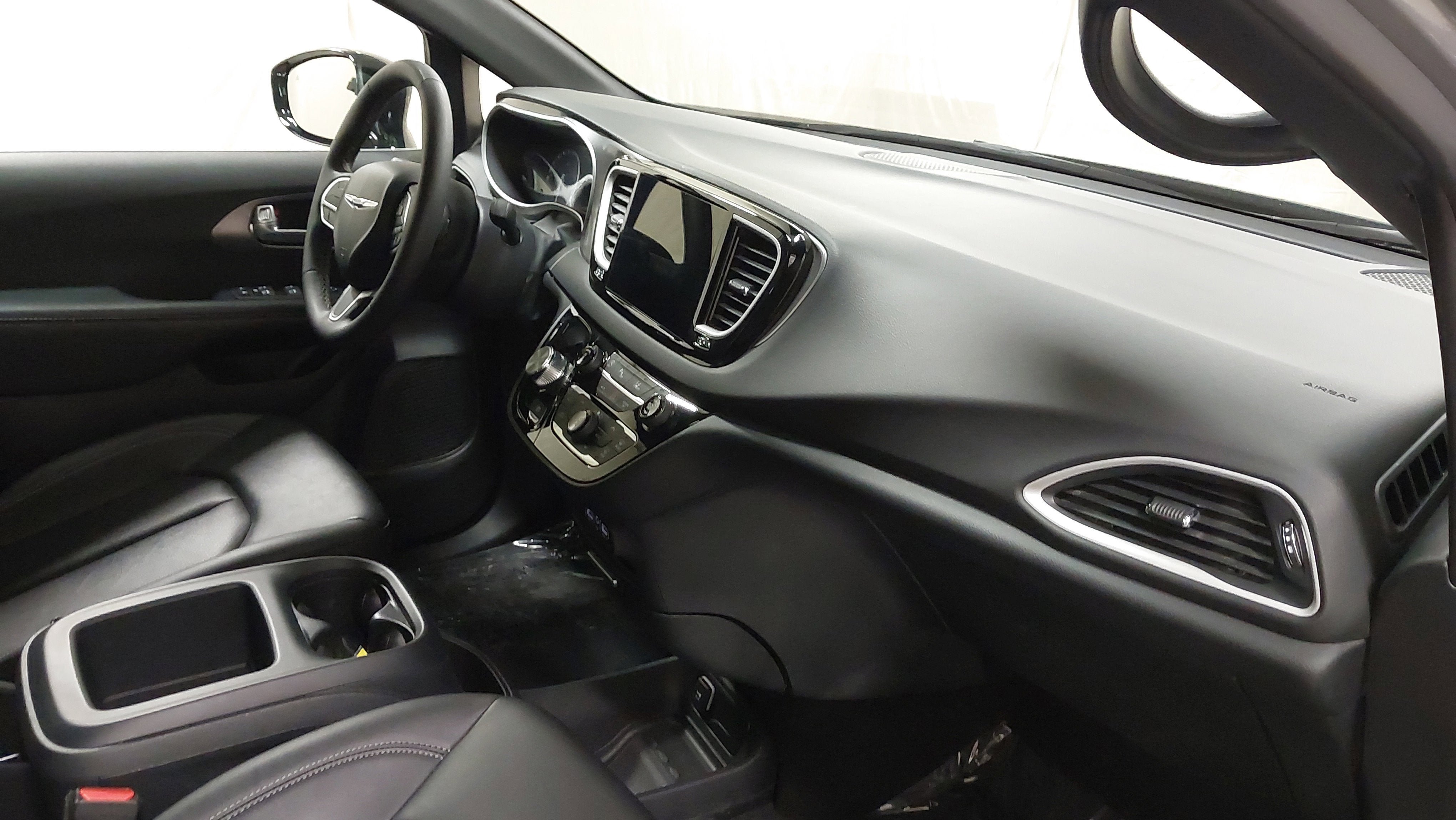 Used 2025 Chrysler Pacifica Select FWD image 29