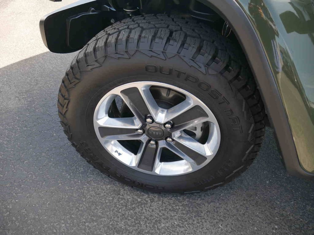 Used 2023 Jeep Wrangler Unlimited Sahara AWD/4WD image 13