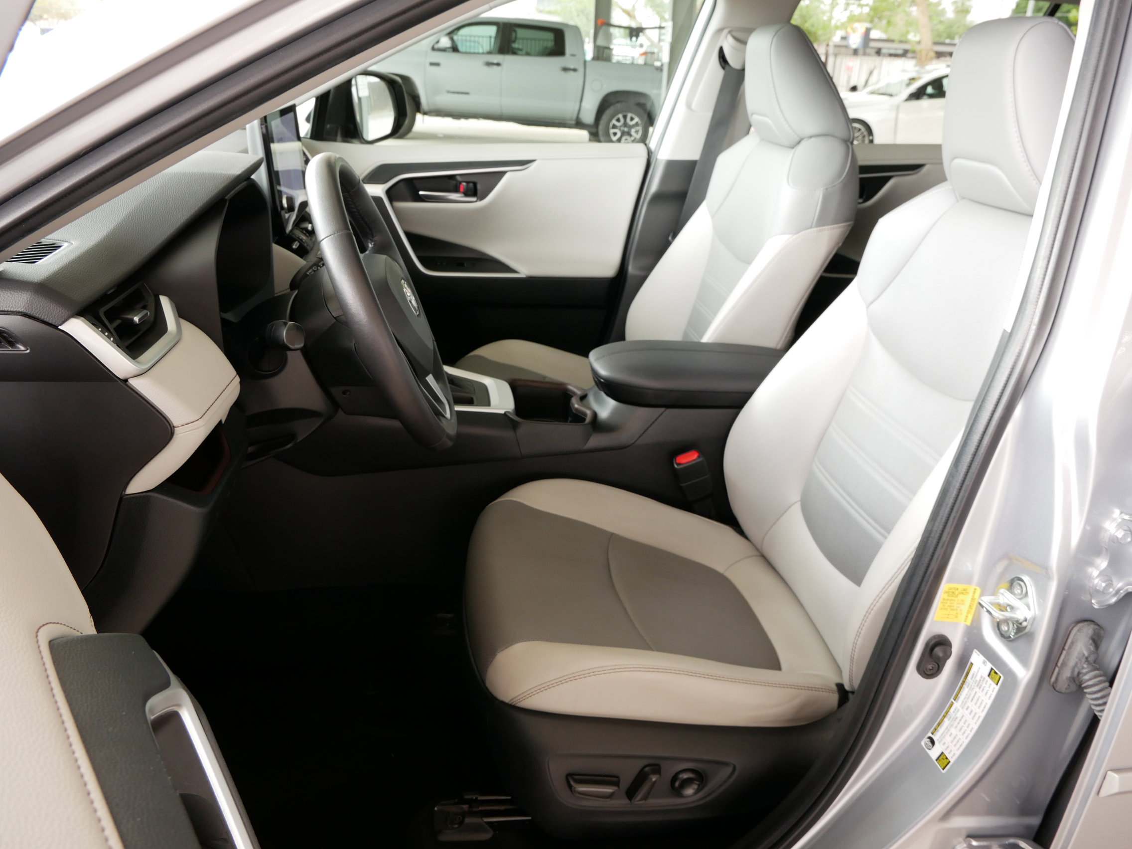 Used 2023 Toyota RAV4 Limited image 2