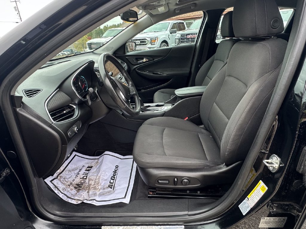Used 2017 Chevrolet Malibu LT FWD image 9