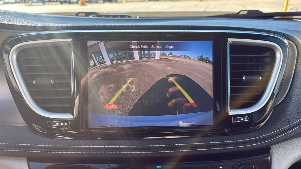 Used 2022 Chrysler Pacifica Touring-L image 25