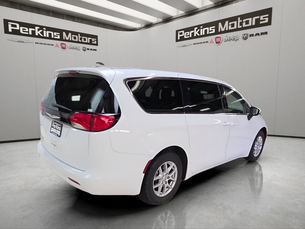 Used 2023 Chrysler Voyager LX image 5