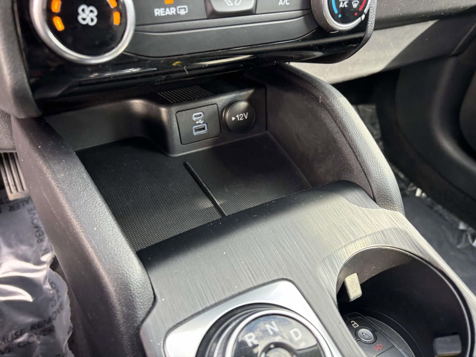 Used 2022 Ford Escape SE w/ SE Sport Appearance Package image 25