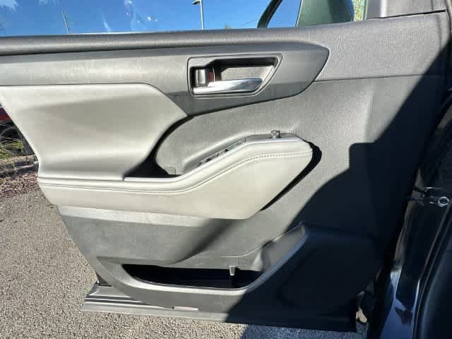 Used 2022 Toyota Highlander XLE AWD/4WD image 18
