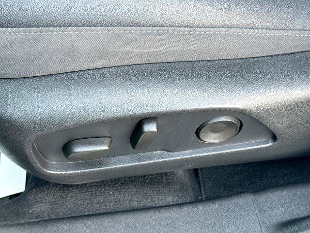 Used 2025 Chevrolet Equinox LT w/ Convenience Package II FWD image 14