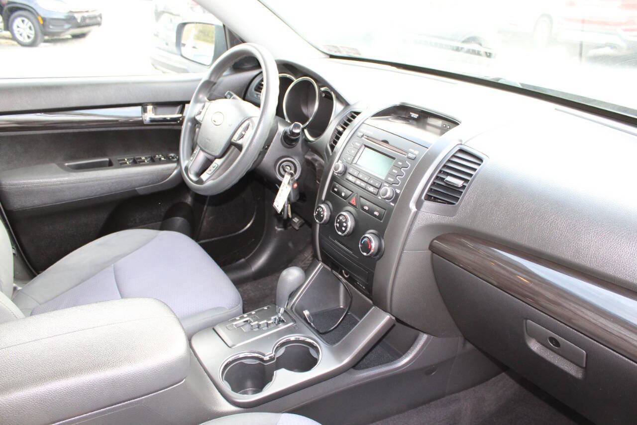 Used 2013 Kia Sorento LX image 12