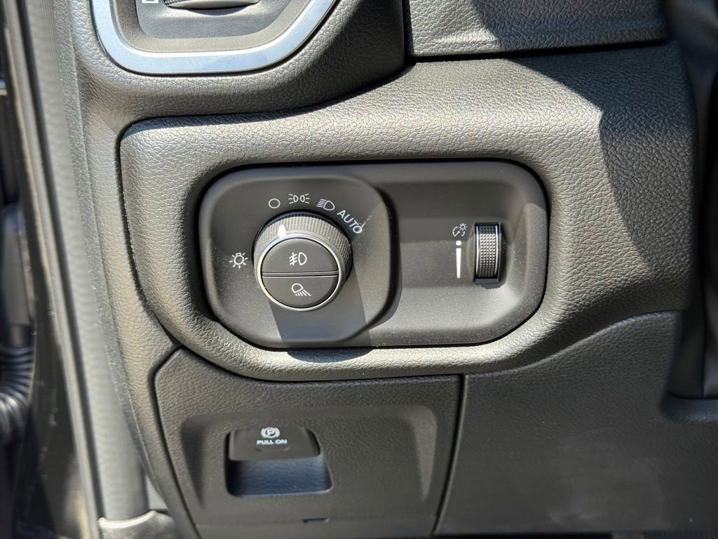 New 2026 RAM 1500 Express AWD/4WD image 18