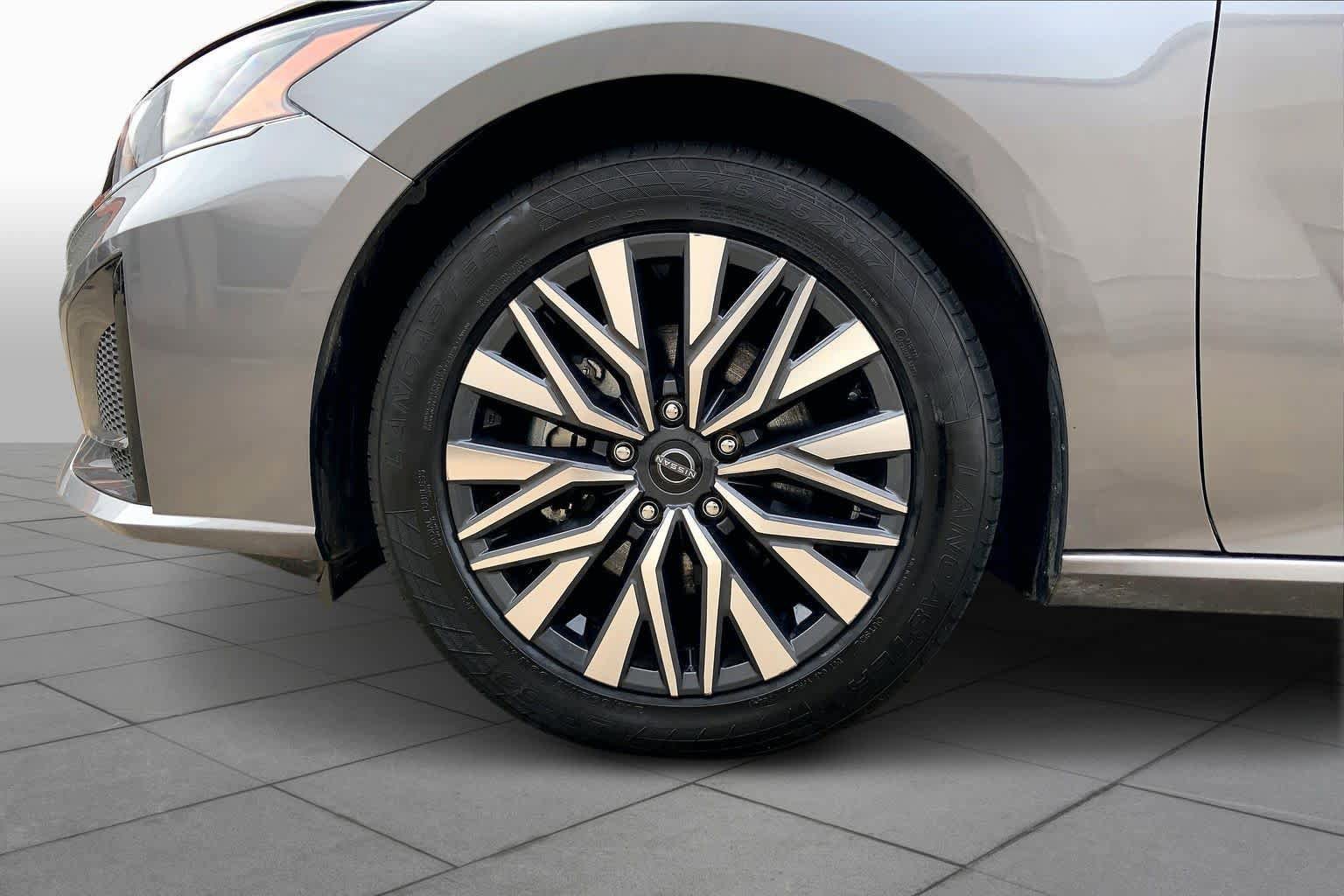 Used 2024 Nissan Altima 2.5 SV image 11