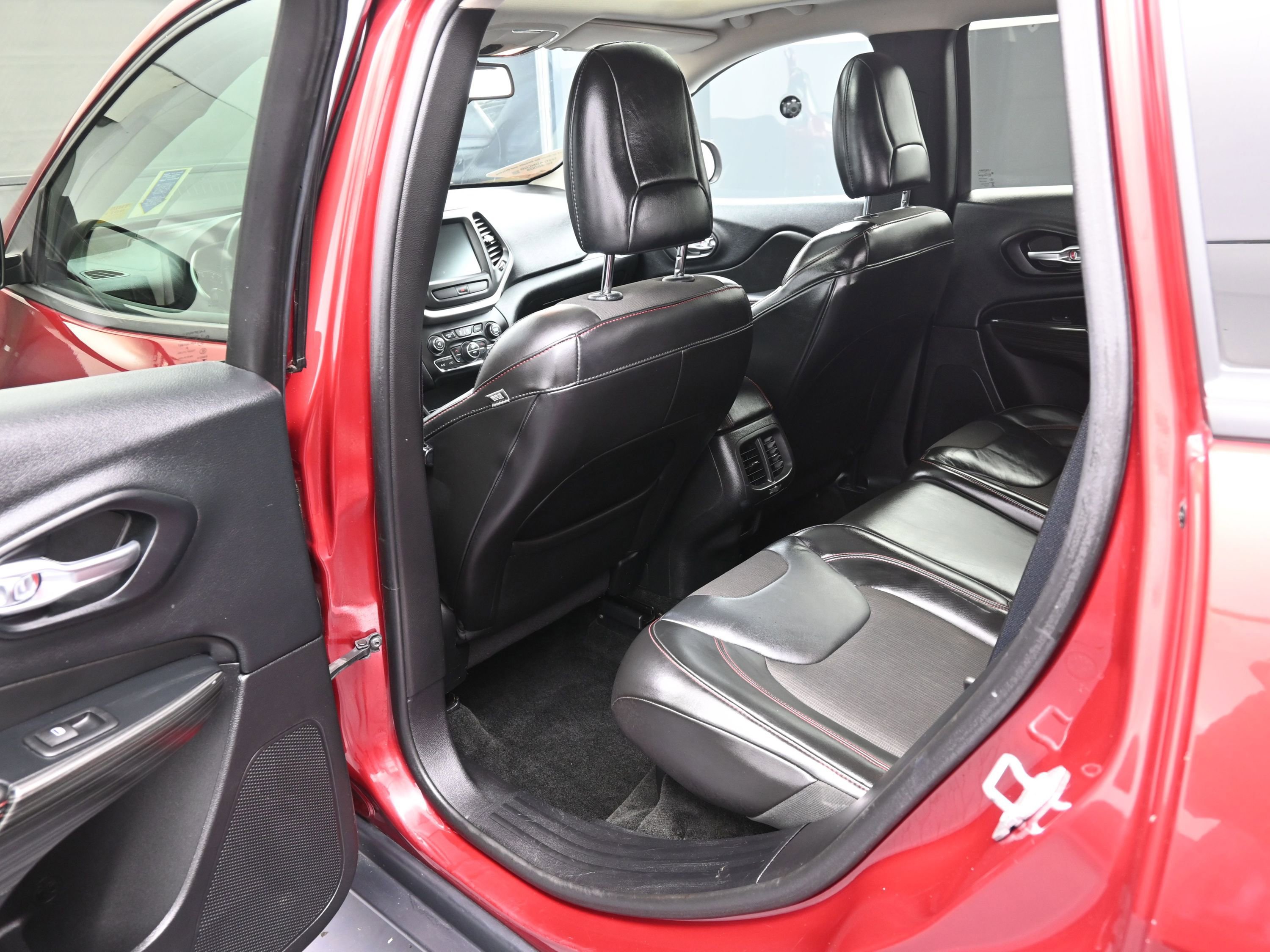 Used 2015 Jeep Cherokee Trailhawk w/ Comfort/Convenience Group image 18