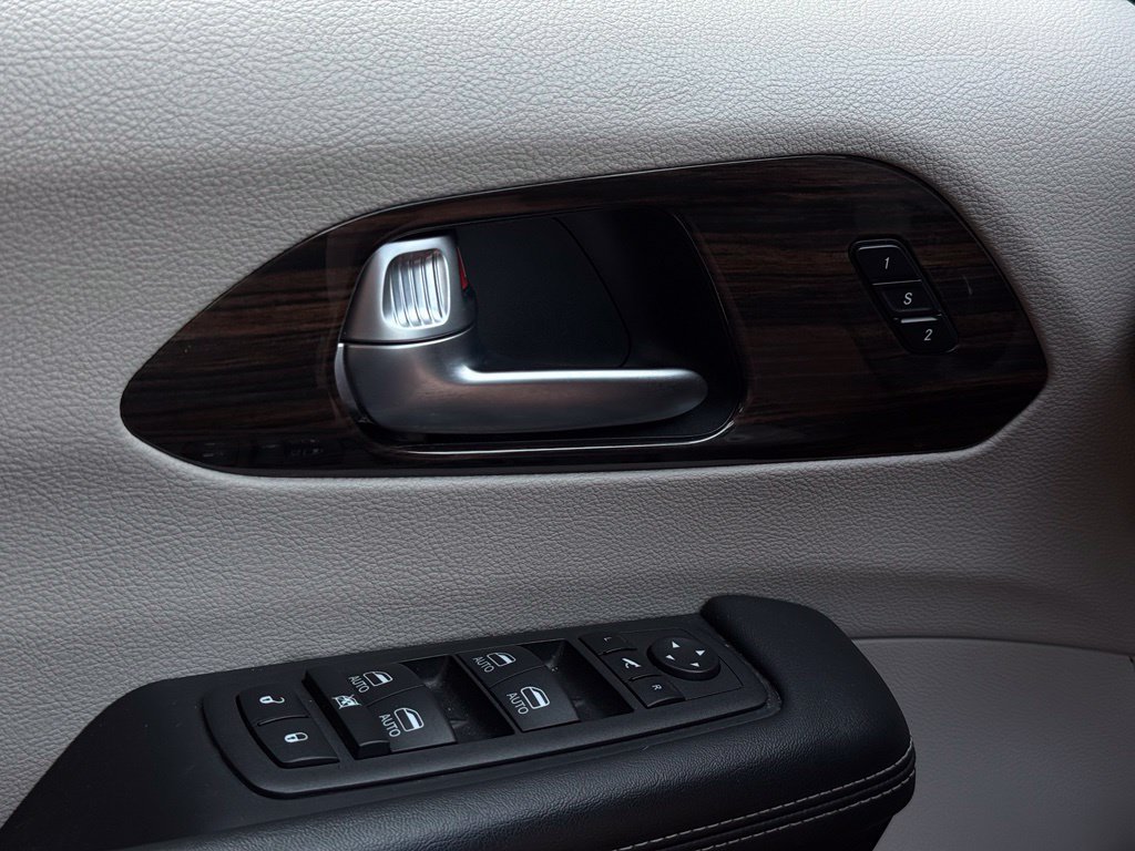 Used 2023 Chrysler Pacifica Limited FWD image 25