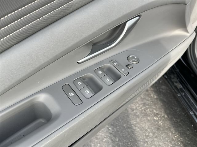 Used 2025 Hyundai Elantra SEL image 19