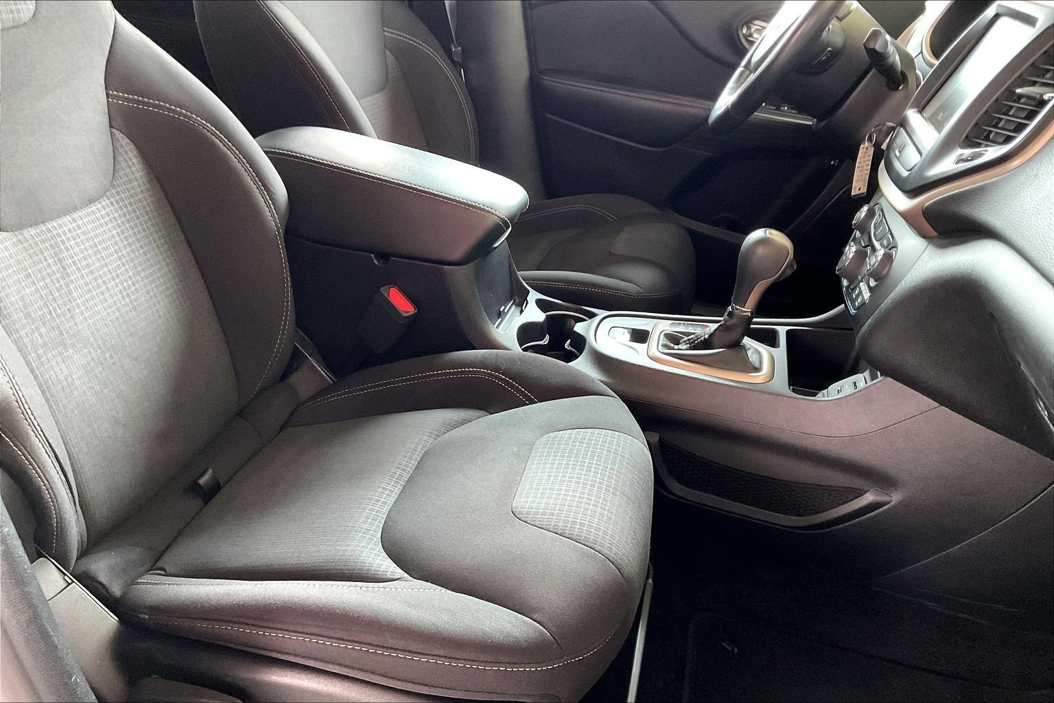 Used 2017 Jeep Cherokee Latitude w/ Safety/Convenience Group FWD image 23
