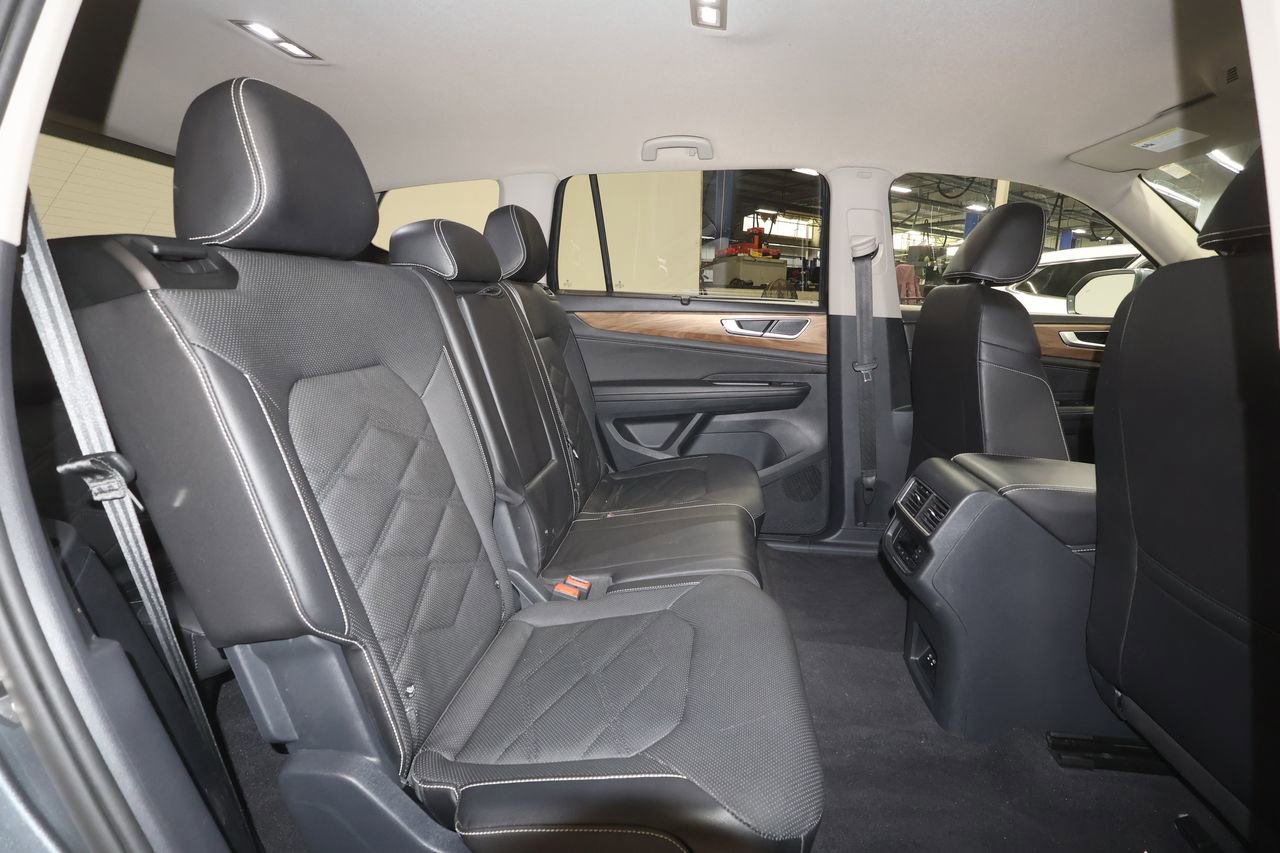 Used 2025 Volkswagen Atlas SE image 24