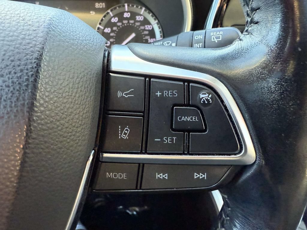 Used 2021 Toyota Highlander XLE AWD/4WD image 23