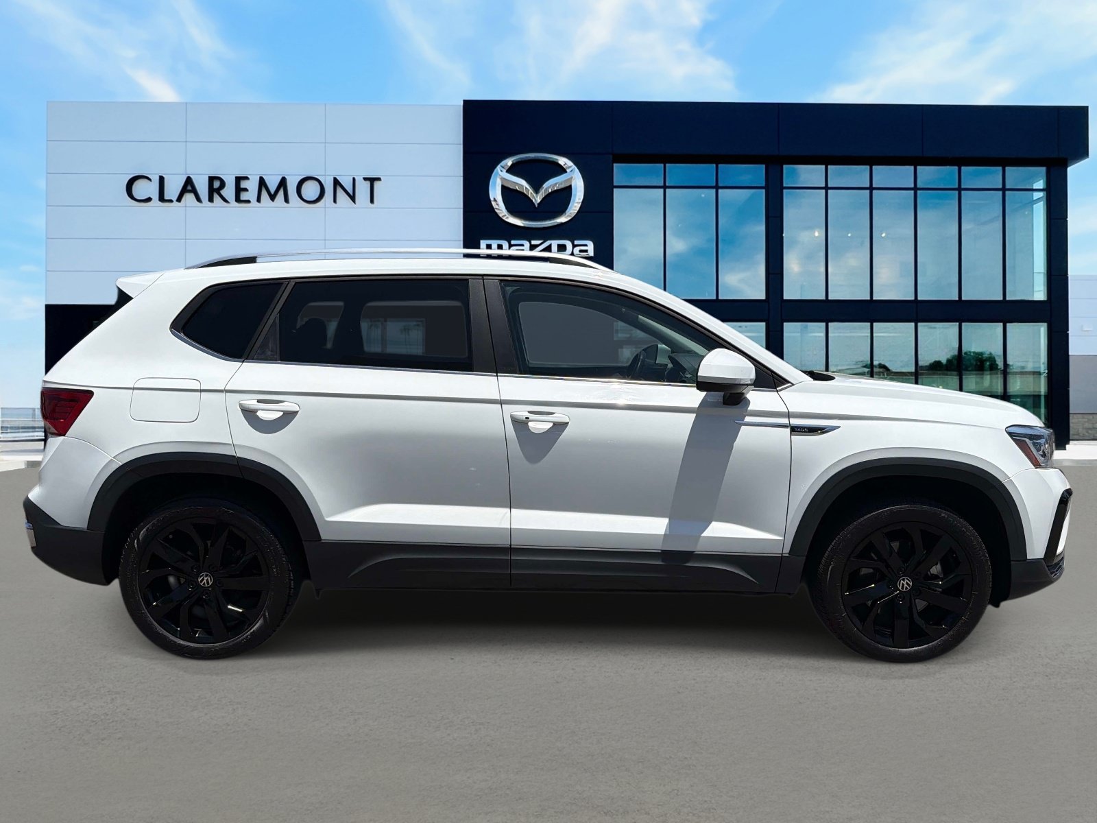 Used 2022 Volkswagen Taos SEL w/ Panoramic Sunroof Package FWD image 4