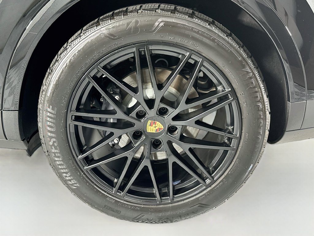Certified 2025 Porsche Cayenne AWD/4WD image 32