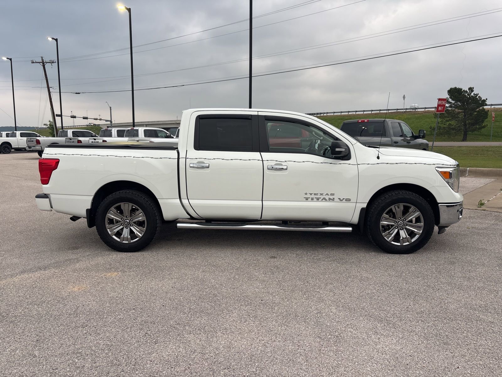 Used 2018 Nissan Titan SV w/ SV Convenience Package AWD/4WD image 7